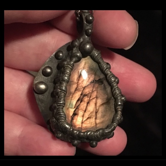 Yellow orangy Genuine Labradorite leather necklace - Picture 4 of 8